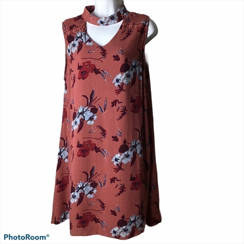 BLU Pepper Sleeveless Keyhole Floral Print Dress
